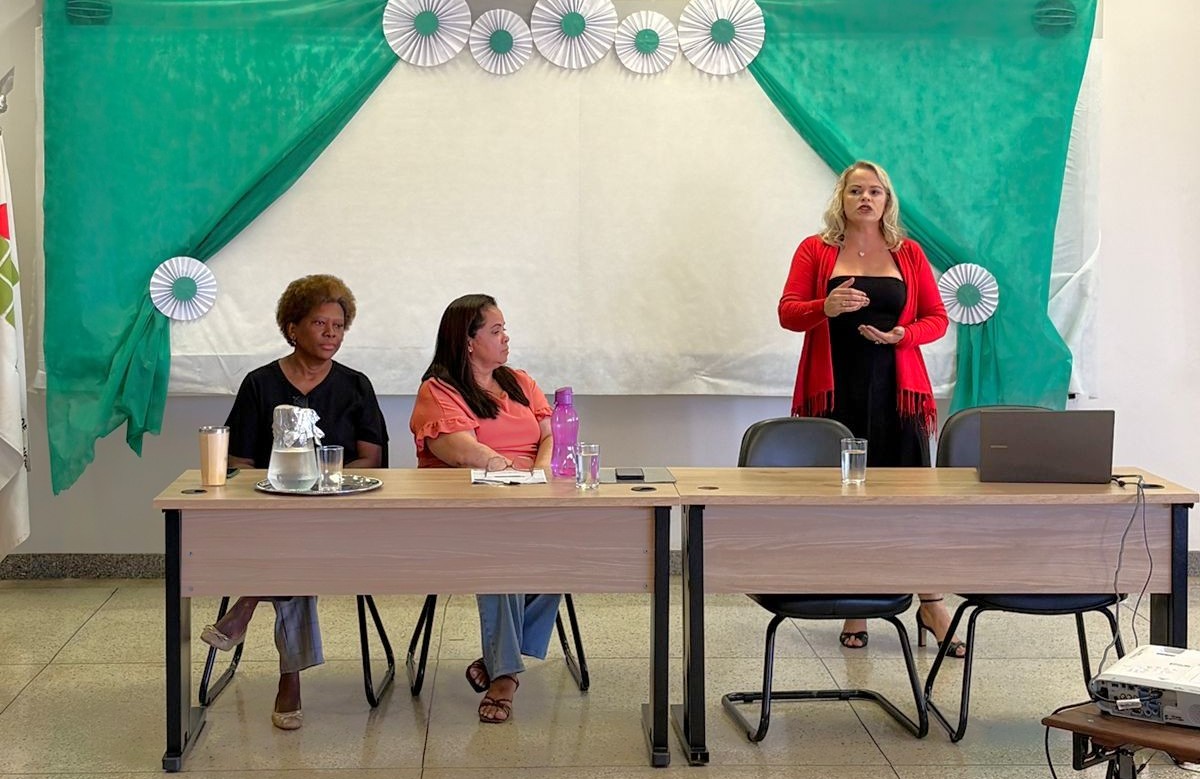 Oficina “Educação inclusiva e adaptação curricular”, com a pedagoga e professora da rede pública de ensino do Distrito Federal DF Janaína de Melo Nogueira, e mediações da coordenadora acadêmica Guiomar de Maria Lobato e da coordenadora do NAPNE Ivani Bispo dos Santos